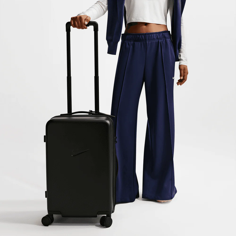 Nike 22 IN Hardshell Luggage - Image 3